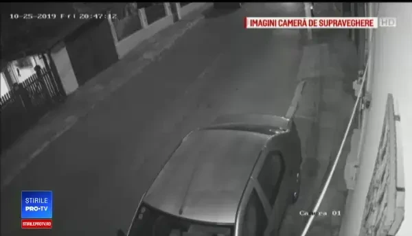 Momentul în care o mașină decapotabilă a lovit alte autoturisme. Șoferul s-a predat