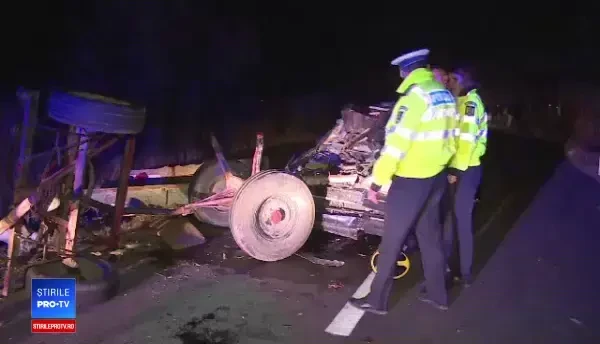 Accident grav în Dâmbovița. Cinci răniți, după ce căruța în care erau a fost spulberată