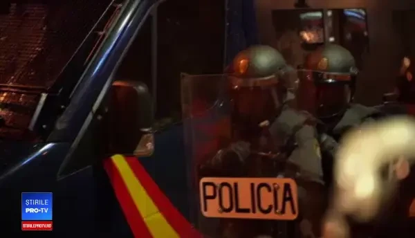 Proteste violente în Barcelona. Manifestanții au aruncat cu pietre, sticle și bile