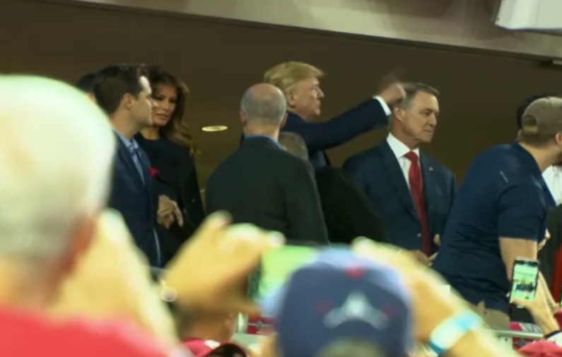 Președintele Donald Trump, huiduit de spectatori în timpul unui meci de baseball