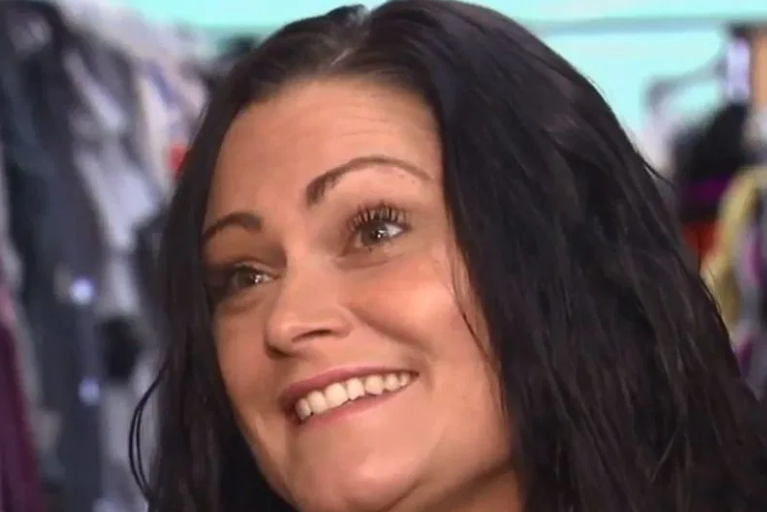 Angajata unui second-hand a găsit 33.000 de lei într-o haină. Ce a făcut cu banii