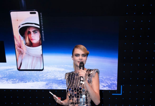 Legătura dintre poza unui cunoscut model și un satelit prăbușit &icirc;n curtea unei familii