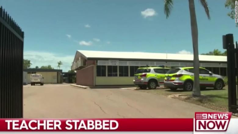 O elevă de 11 ani și-a înjunghiat profesoara în spate cu un briceag