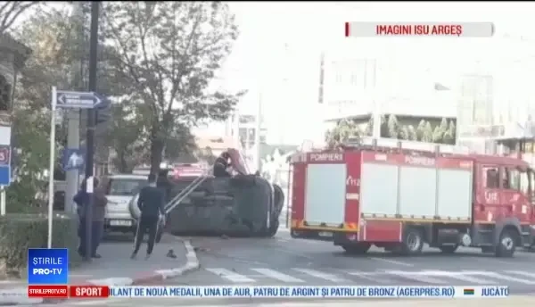 Momentul în care o ambulanță este izbită de o mașină, în intersecție. 4 persoane rănite
