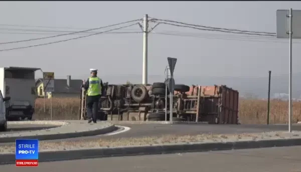 Un camion cu deșeuri menajere s-a răsturnat pe șosea, în Mureș. Șoferul a ieșit prin parbriz