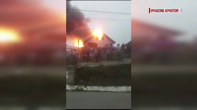 Incendiu puternic la o casă din județul Neamț. Trei persoane au fost transportate la spital