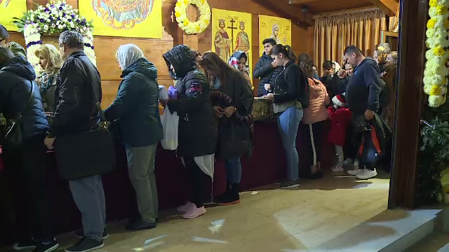 A patra noapte în care oamenii stau la coadă în fața Mitropoliei. "Venim chiar dacă înghețăm""