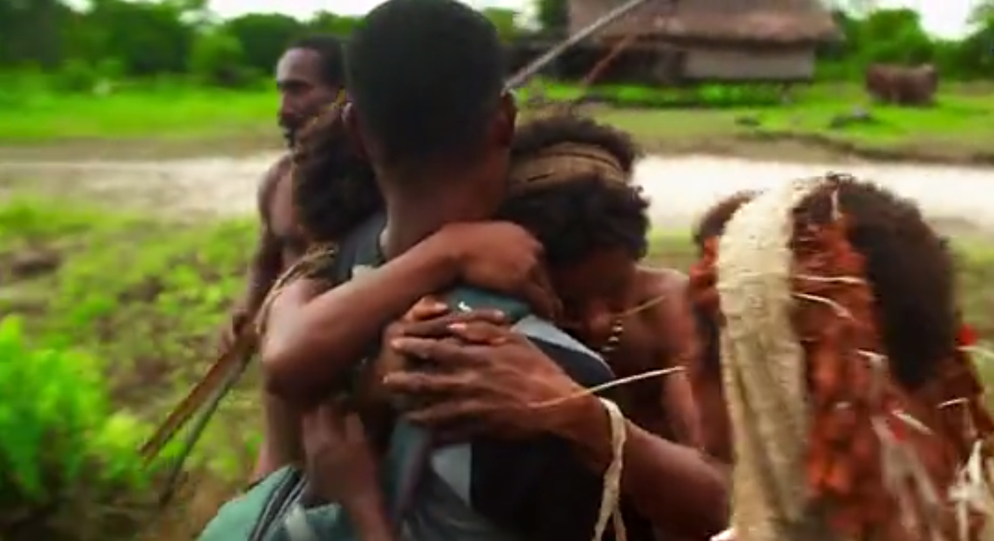 Un copil a fost condamnat la moarte de tribul său canibal. Ce s-a întâmplat după