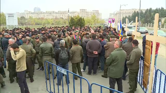 Pădurarii au adus cruci și capace de sicrie în fața Parlamentului. De ce protestează