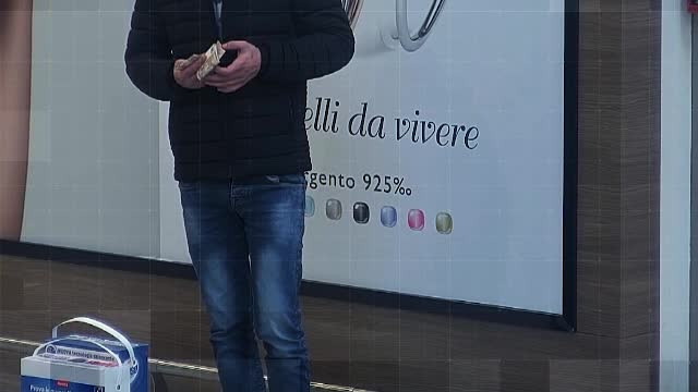 Cât de ușor sunt păcălite româncele să se prostitueze în străinătate. Sumele uluitoare pe care le strâng pe an