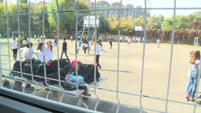 Părinții, adevărații finanțatori ai școlilor. Cumpără săpun, hârtie igienică și zugrăvesc