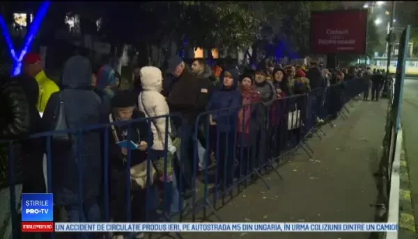 A patra noapte în care oamenii stau la coadă în fața Mitropoliei. "Venim chiar dacă înghețăm""