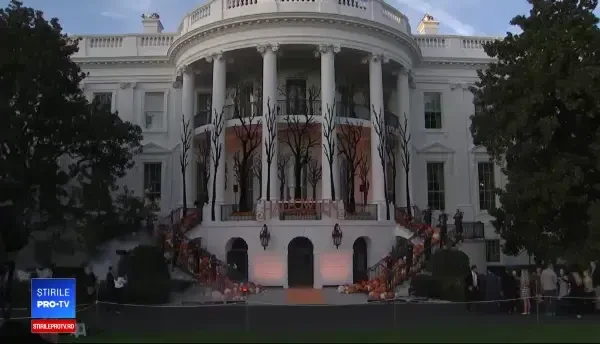Halloween la Casa Albă. Cum și-au întâmpinat oaspeții Donald și Melania Trump. VIDEO