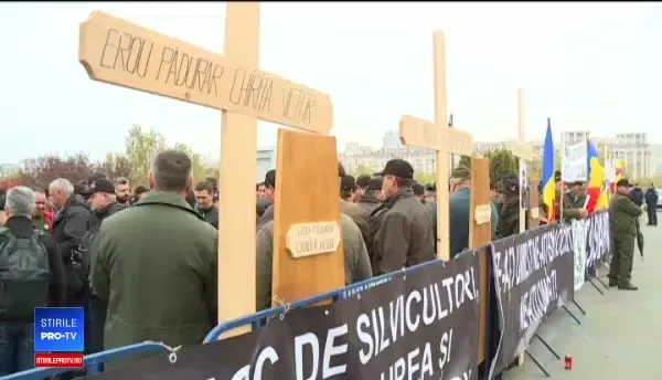 Pădurarii au adus cruci și capace de sicrie în fața Parlamentului. De ce protestează