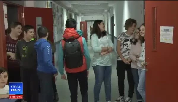 Părinții, adevărații finanțatori ai școlilor. Cumpără săpun, hârtie igienică și zugrăvesc