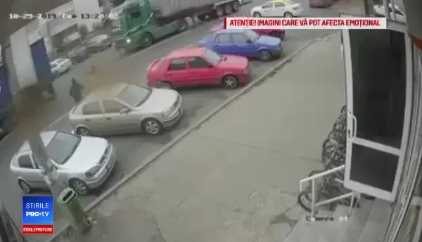 Momentul în care o femeie este strivită de roțile unui camion, în Bacău
