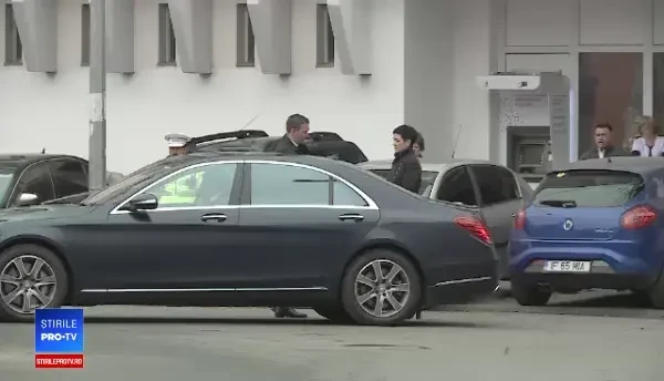 Preşedintele Klaus Iohannis a depus o coroană de flori la Clubul Colectiv