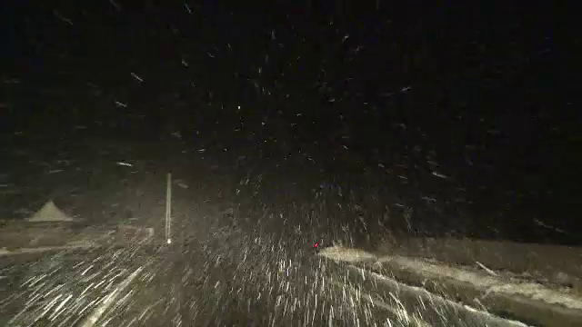 Şosele acoperite cu zăpadă, în ultima zi din octombrie. "Au încurcat-o şoferii"