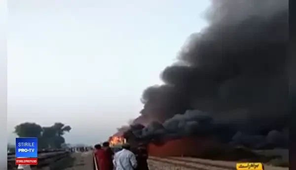 Un tren a fost cuprins de flăcări în Pakistan. Cel puțin 65 de morți. VIDEO