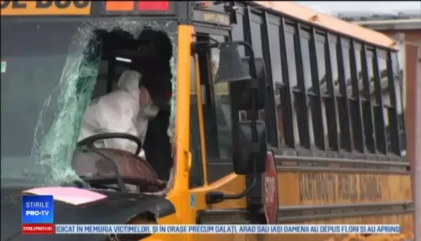 Creatura care a provocat panică într-un microbuz școlar. A trecut prin parbriz