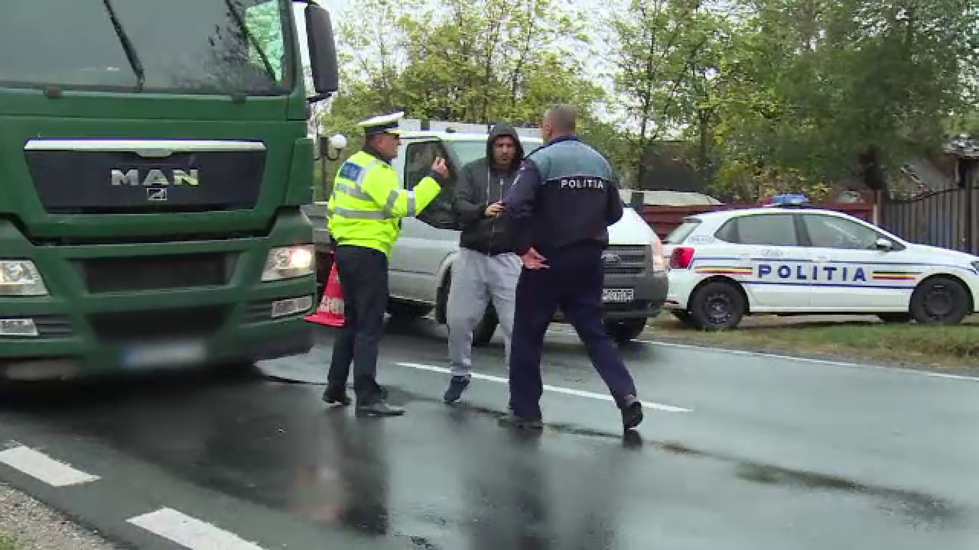 Fetiță cu autism, lovită de un TIR. Minora ar fi fost lăsată nesupravegheată