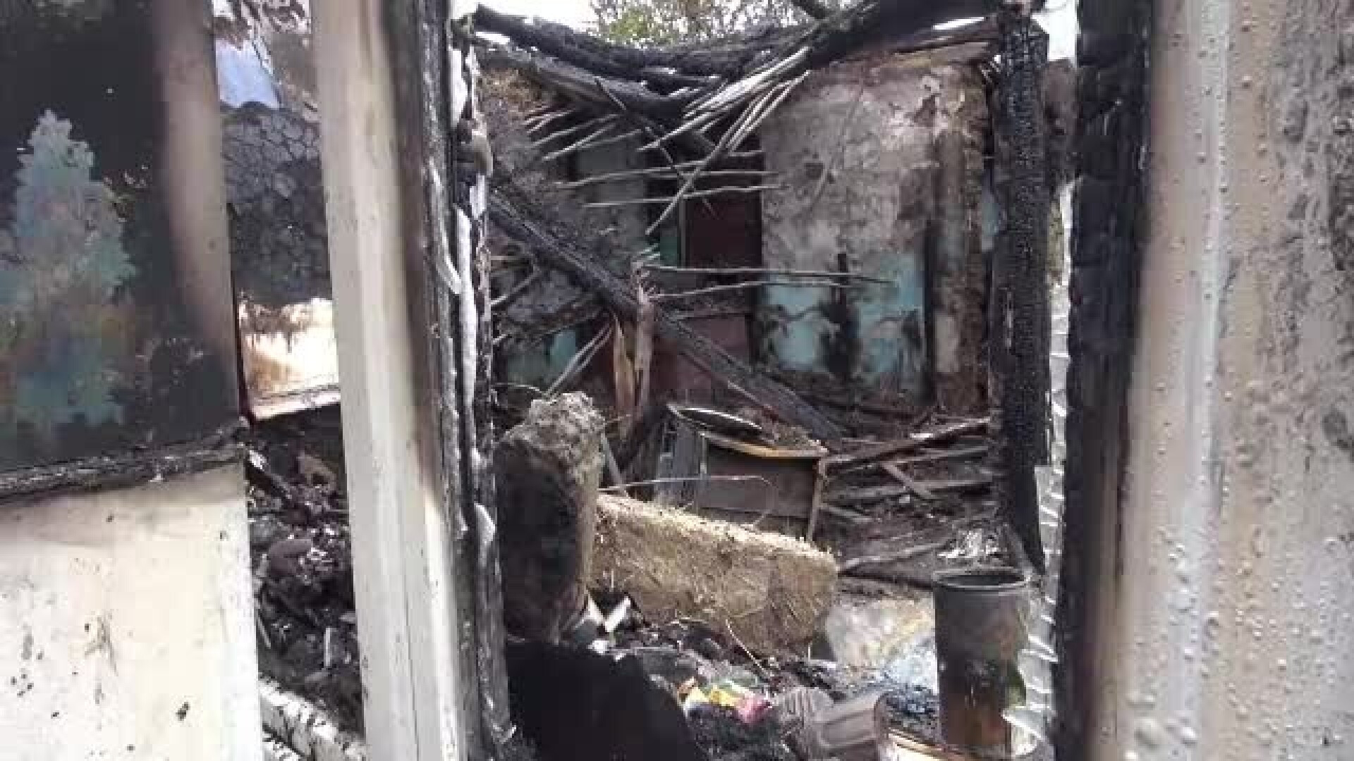 O mamă cu doi copii a rămas fără casă la 3 zile după ce i-a murit soțul