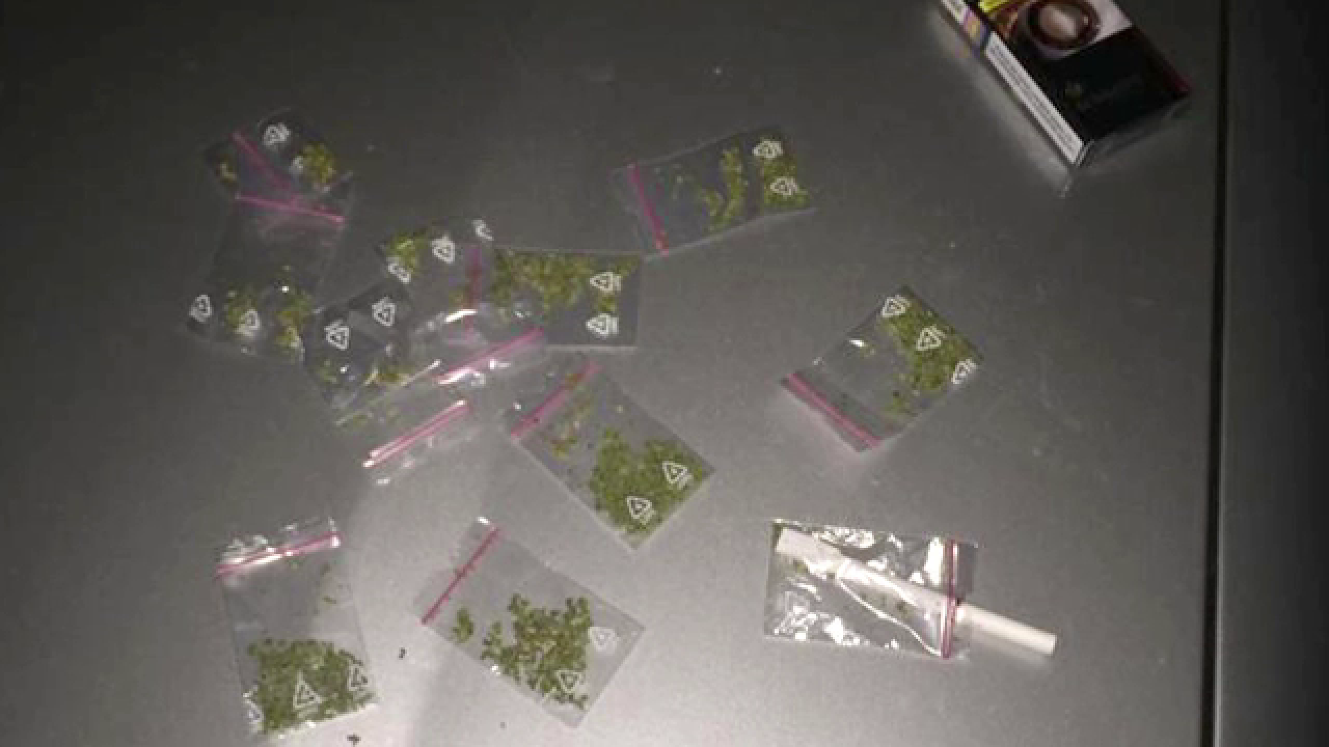 Tânăr reținut de polițiști după ce a leșinat pe stradă în Baia Mare. Ce avea în buzunar