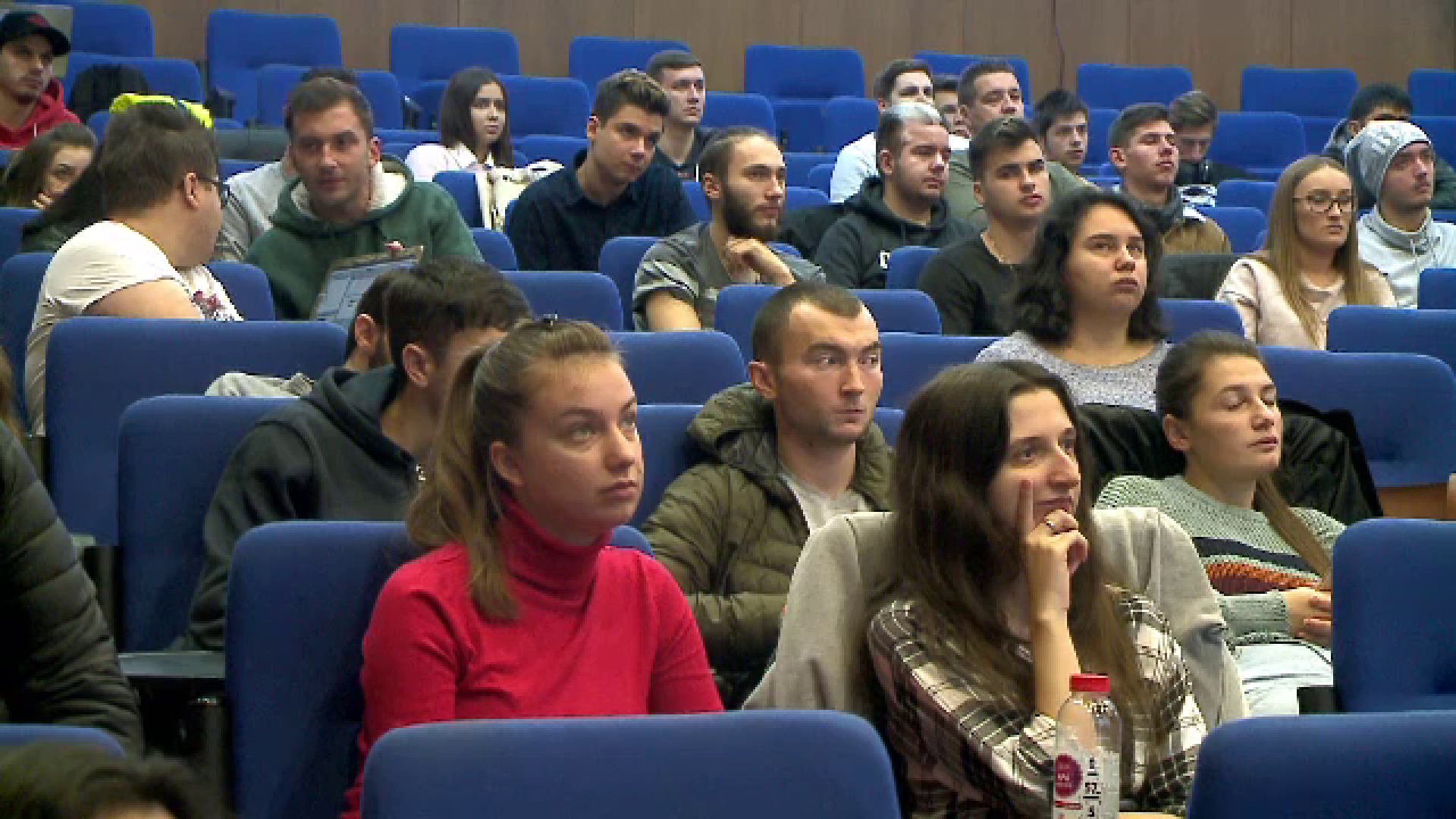 Salarii de 6.000 de dolari și bilete de avion asigurate. Tinerii români, vânați cu oferte