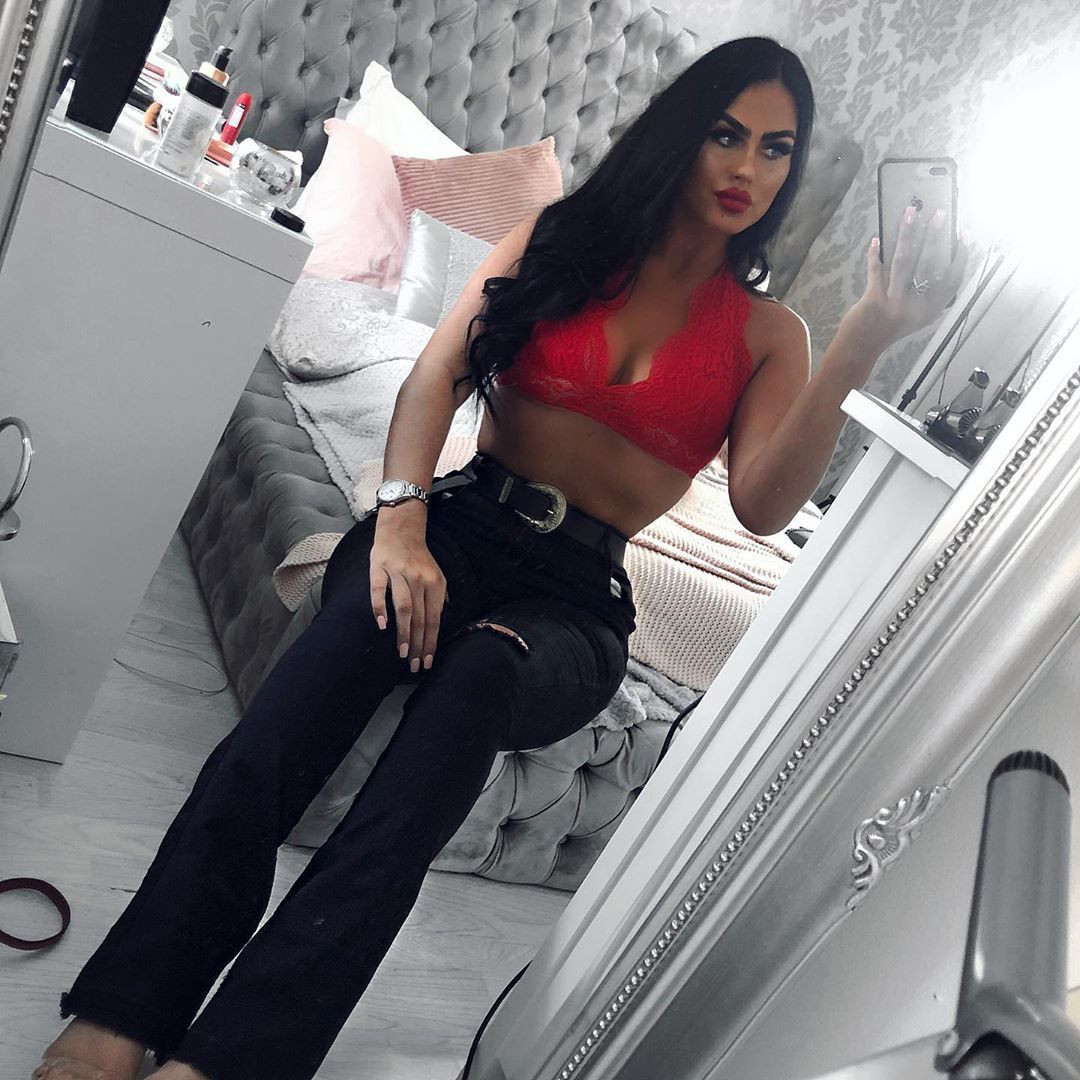 Tânăra care a câștigat 60.000 de lire în numai 8 luni, după ce a vândut câteva selfie-uri