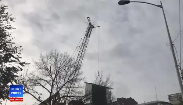 Brațul unei macarale s-a prăbușit peste o mașină în care se aflau 4 oameni, în București