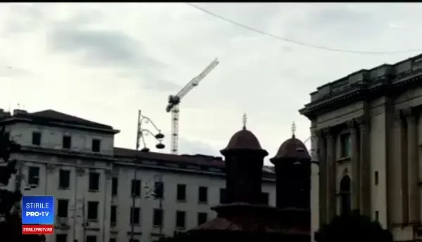 Filmul incidentului în care o macara a căzut peste o mașină cu 4 oameni, în București