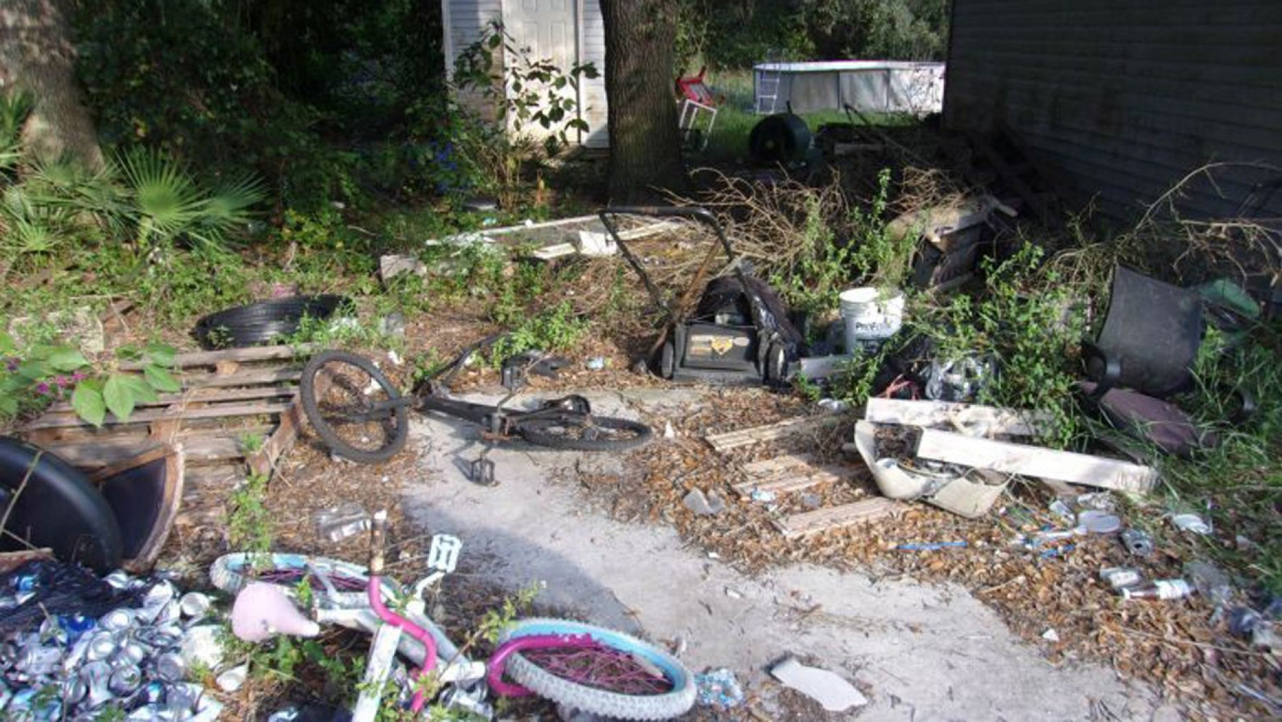 Casa ororilor: apelul disperat al unei minore care a fost găsită printre gunoaie