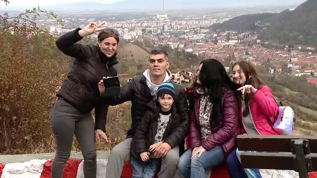 Zi superbă de toamnă la munte. Aglomerație la Poiana Brașov cu părinți și copii