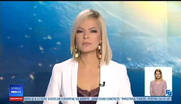 Un pasager a murit pe loc după ce mașina în care se afla a intrat într-un copac