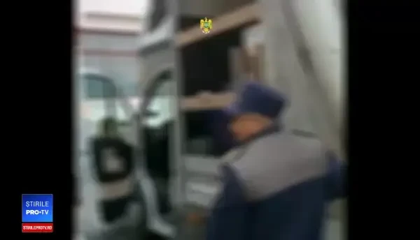 Patru vietnamezi descoperiți în remorca unui camion la vama Nădlac