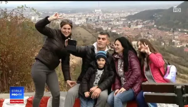Zi superbă de toamnă la munte. Aglomerație la Poiana Brașov cu părinți și copii
