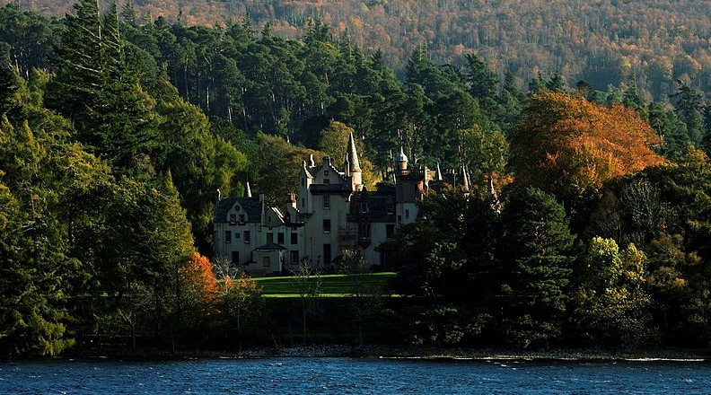 Țara din Europa în care poți să revendici un castel, dacă ai numele potrivit de familie