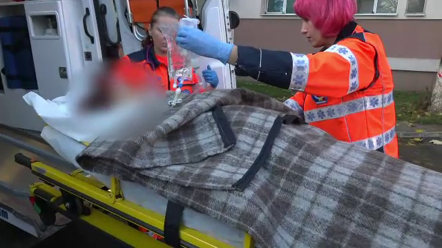 O mamă din Botoșani și-a înjunghiat mortal fiul, după ce și-a opărit soțul. Ce spun medicii