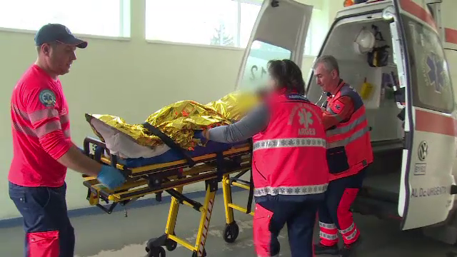 Un bătrân a luat foc în timp ce încerca să-şi facă de mâncare şi a ieşit din casă în flăcări