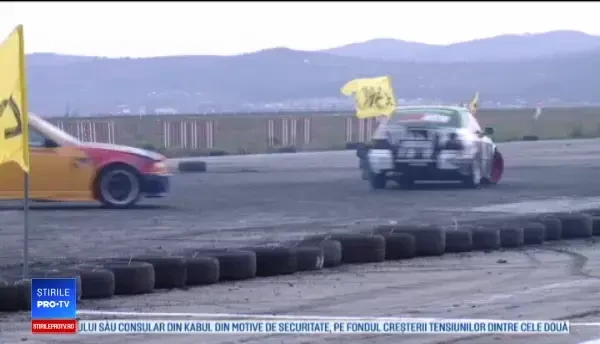 Drifturi pe o pistă dezafectată a aeroportului din Iași. Demonstrațiile unei fete de 16 ani