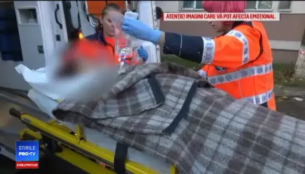 O mamă din Botoșani și-a înjunghiat mortal fiul, după ce și-a opărit soțul. Ce spun medicii