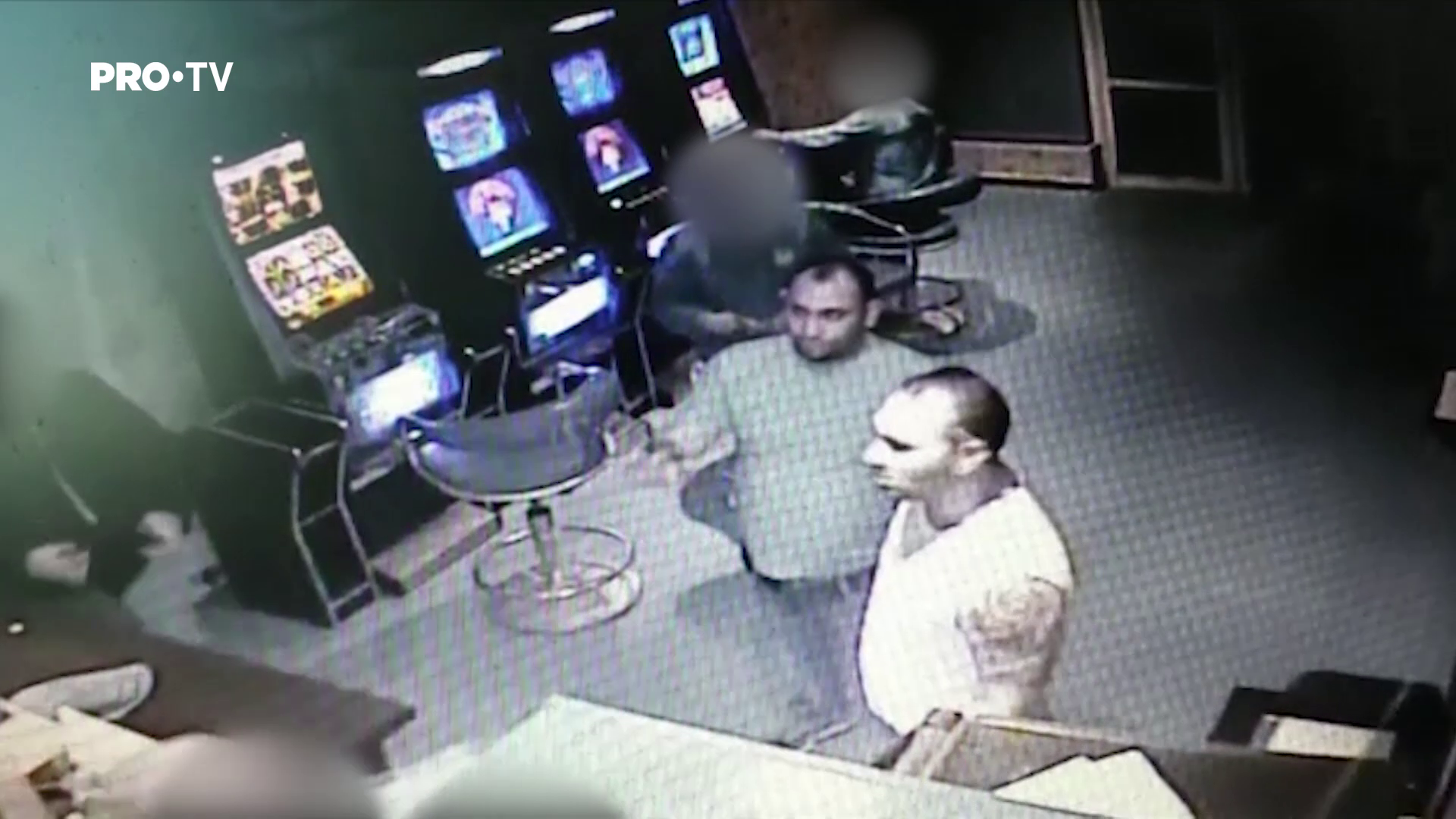 VIDEO. Momentul în care doi infractori lovesc violent un tată care își apăra fiica minoră