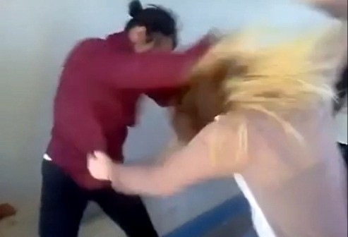 Două liceene din Timișoara s-au bătut în clasă. Conflictul a pornit de la o limbă străină