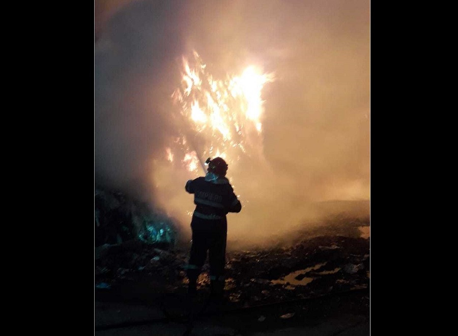 Incendiu cu flăcări de 6 metri la o staţie de sortare a deşeurilor din Râmnicu Vâlcea. VIDEO