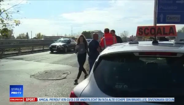 Instructoare auto, transportată la spital după un accident violent cu un camion