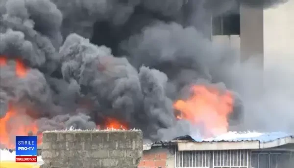 Imagini de coșmar în Nigeria. O clădire de cinci etaje a fost cuprinsă de flăcări. VIDEO