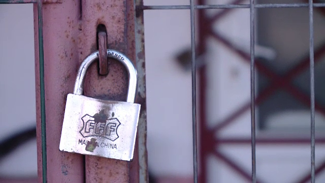 Efectul dispariţiei asistaţilor social: barurile săteşti au dat faliment. "Nu-i mai lasă inima să bea"