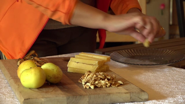 Brânza unică în lume, făcută într-o peşteră din România. Cât costă un gram
