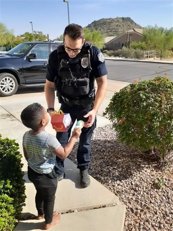Un copil de culoare a sunat la poliţie, în SUA, şi a comandat un burger. Ce a urmat