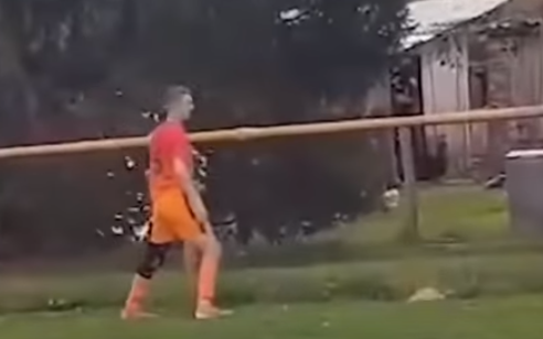 Momentul șocant în care un fotbalist ucide un pui de găină chiar în timpul meciului